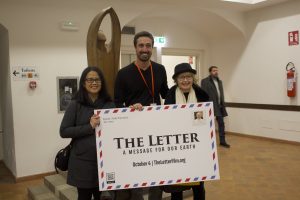 Tomás Insua poses with “The Letter” with screening attendees.